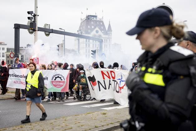 Bilder des Jahres 2025, News 06 Juni ROTTERDAM - Demonstrators during a protest march against the arrival of a ship carrying Israeli F-35 parts. The activists are demanding that the mayor and harbor master not allow this ship to dock. ANP ROB ENGELAAR netherlands out - belgium out  Copyright: xx x530416196x originalFilename: 530416196.jpg