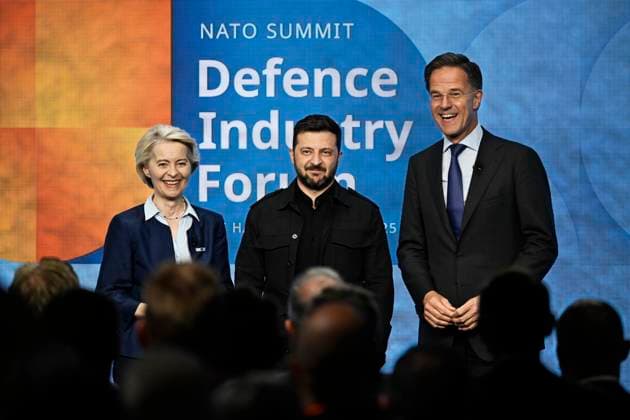 Bilder des Jahres 2025, News 06 Juni HAAG, NEDERLÄNDERNA 20250624 EU-komissionens ordförande Ursula von der Leyen, Ukrainas president Volodymyr Zelenskyj och Nato:s generalsekreterare Mark Rutte pa NATO Defence Industry Forum under NATO:s toppmöte i Haag. HAAG NEDERLÄNDERNA x10050x *** THE HAGUE, THE NETHERLANDS 20250624 EU Commission President Ursula von der Leyen, Ukrainian President Volodymyr Zelenskyj and NATO Secretary General Mark Rutte at the NATO Defense Industry Forum during the NATO Summit in The Hague THE NETHERLANDS x10050x  Copyright: xPontusxLundahl TTx NATOSUMMIT 2025 mCRUnjDhfnA