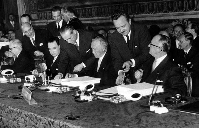 Bundeskanzler Konrad Adenauer 1876 - 1967 25. März 1957 Rom, Italien Unterzeichnung der Römischen Verträge. Die von Frankreich, Westdeutschland, Italien und den Benelux-Staaten (Belgien, Niederlande und Luxemburg) unterzeichneten Römischen Verträge begründeten die Europäische Wirtschaftsgemeinschaft (EWG), eine unabhängige supranationale Wirtschaftsorganisation. KONRAD ADENAUER (Mitte) und der erste Präsident der EWG, WALTER HALLSTEIN. Rome Italy *** Federal Chancellor Konrad Adenauer 1876 1967 25 March 1957 Rome, Italy Signature the Roman Contracts the from France, West Germany, Italy and the Benelux States Belgium, Netherlands and Luxembourg signed Roman Contracts justified the European Economic Community EEC , a i  Copyright: xUnitedxArchivesx xkpaxKeystonex 19570325_nin_k09_953