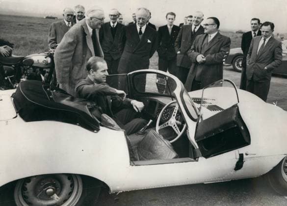 Duke besucht Autolabor 4. April 1957 Lindley, England, Vereinigtes Königreich Prinz Philip, der Herzog von Edinburgh, fuhr in einem 3 1 2-Liter-Jaguar mit einer Geschwindigkeit von 120 Meilen pro Stunde während seines jüngsten Besuchs beim Motor Industries Research Establishment in Lindley, in der Nähe von Nuneaton, Warwickshire. Lindley England United Kingdom *** Duke visits Car laboratory 4 April 1957 Lindley, England, United Kingdom Prinz Philip, the Herzog from Edinburgh, drove in a 3 1 2 Litres Jaguar with a Speed from 120 Miles pro Hour during his Latest Visit at Engine Industries Research Establishment in Lindley, in the Proximity from Nuneaton, Warwickshire Lindley England United Kingdom  Copyright: xUnitedxArchivesx xkpaxKeystonex 19570404_baf_k09_190