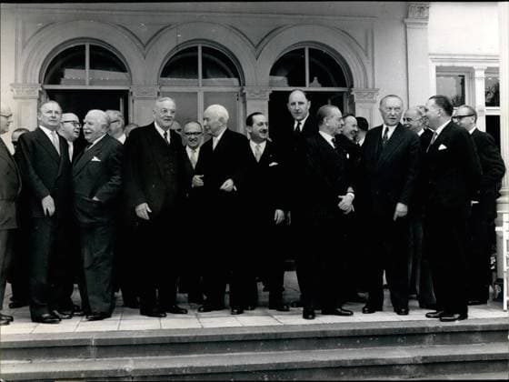 Bewegungen Organisationen 5. Mai 1957 - Das Familienfoto: Bundespräsident Heuss und Bundeskanzler Adenauer wurden auf der NATO-Konferenz in Bonn aufgenommen. V.l.n.r.: der britische Minister Selwy Lloyd, der luxemburgische Minister Joseph Bech, der amerikanische Minister John Foster Dulles, der deutsche Staatssekretär Hallstein, Bundespräsident Theodor Heuss, der griechische Minister E. Averoff-Tositsas, der niederländische Minister JMALuns, der italienische Minister Gaetano Martino, Bundeskanzler Konrad Adenauer, der kanadische Minister L. Pearson und der deutsche Minister Heinrich von Brentano. *** Movements Organisations 5 May 1957 the Family photo Federal President Heuss and Federal Chancellor Adenauer were at the NATO Conference  Copyright: xUnitedxArchivesx xkpaxKeystonex 19570505_baf_k09_094
