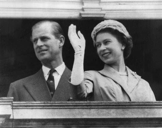 Erben Erbin Mitglieder des Königshauses Prominente 5. Mai 1957 - Staatsbesuch in Dänemark. Königin im königlichen Jagdschloss. Foto zeigt: Ihre Majestät die Königin und der Herzog von Edinburgh winken heute vom Balkon des königlichen Jagdschlosses Eremitagen in der Nähe von Kopenhagen. *** Heirs Heiress Members of Royal Family Celebrities 5 May 1957 State Visit in Denmark Queen at Royal hunting lodge Photo shows their Your Majesty the Queen and the Herzog from Edinburgh waving Today from Balcony of Royal Hunting lodge Hermitages in the Proximity from Copenhagen  Copyright: xUnitedxArchivesx xkpaxKeystonex 19570505_baf_k09_143