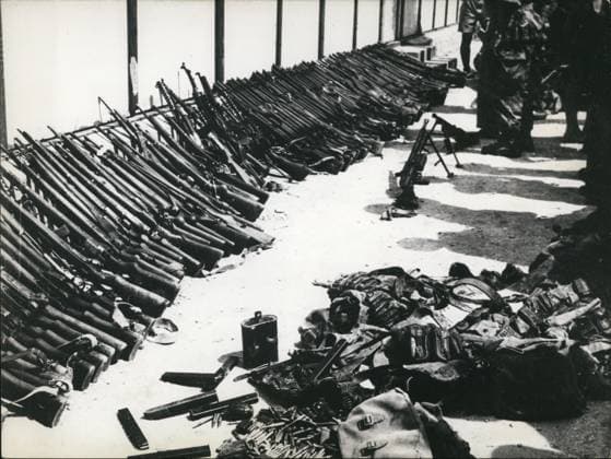 Afrika Ägypten 6. Juni 1957 - Algerien: 205 Rebellen getötet, Waffen in der Gegend von Tebessa erbeutet. Das Foto zeigt Waffen, Ausrüstung und Munition, die die französischen Truppen kürzlich in der Gegend von Tebessa, nahe der tunesischen Grenze, von den Rebellen erbeutet haben. *** Africa Egypt 6 June 1957 Algeria 205 Rebels killed, Weapons in the Area from Tebessa erbeutet the Photo shows Weapons, Equipment and Ammunition, the the French Troops recently in the Area from Tebessa, near the Tunisian Border, from the Rebels erbeutet have  Copyright: xUnitedxArchivesx xkpaxKeystonex 19570606_baf_k09_026