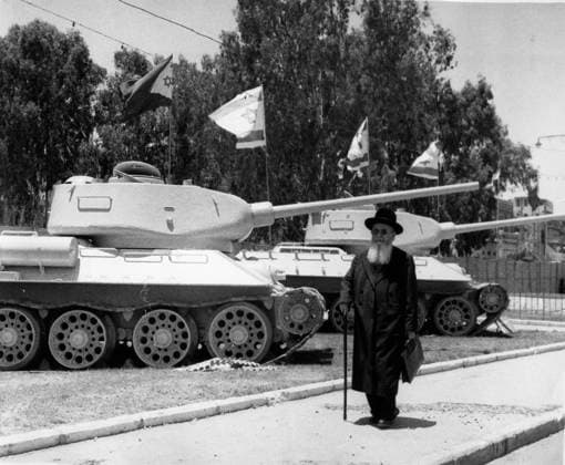 Israelischer Palästina-Konflikt: Panzer 27. Juni 1957; Haifa, Israel; Ein Rabbi besucht die Waffenausstellung in Haifa. Muslimischer Religionskrieg Haifa Israel *** Israeli Palestine Conflict Tanks 27 June 1957 Haifa, Israel a Rabbi visits the Weapons Exhibition in Haifa Muslim Religious war Haifa Israel  Copyright: xUnitedxArchivesx xkpaxKeystonex 19570627_kts_k09_641 !ACHTUNG AUFNAHMEDATUM GESCHÄTZT!