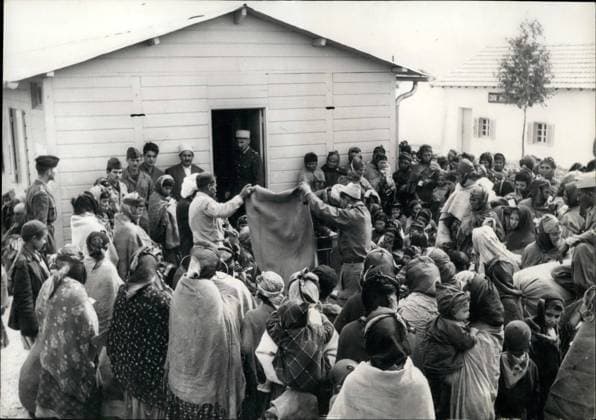 Afrika Ägypten 7. Juli 1957 - Algerien: Verteilung von Nahrungsmitteln an die Bevölkerung: Unter der Aufsicht eines Leutnants der französischen Armee werden Säcke mit Getreide und Nahrungsmitteln an die Bevölkerung von Ain Regada verteilt. *** Africa Egypt 7 July 1957 Algeria Distribution from Food products to the Population at the Supervision one Lieutenants the French Army become Bags with Cereals and Food products to the Population from Ain Regada distributed  Copyright: xUnitedxArchivesx xkpaxKeystonex 19570707_baf_k09_082