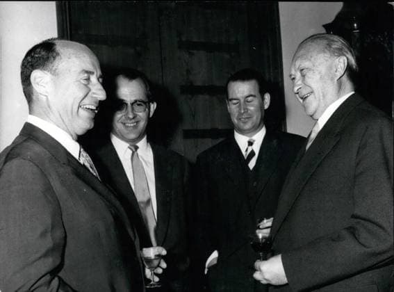 US-Politik Regierung 7. Juli 1957 - Adlai Stevenson zu Gast bei Adenauer. Adlai Stevenson, der zweimal erfolglose Kandidat für die amerikanische Präsidentschaft, besuchte während einer Afrika- und Europareise auch die Bundesrepublik Deutschland. Er war Gast beim Abendessen bei Bundeskanzler Dr. Adenauer. V.l.n.r.: Adlai Stevenson, Chefdolmetscher, Weber, Innenminister, Dr. Schoder und Bundeskanzler Dr. Konrad Adenauer. Keystone-Bild vom 27. Juli 1957 *** US politics Government 7 July 1957 Adlai STEVENSON to Guest at Adenauer Adlai Stevenson, the Twice unsuccessful Candidate for the American Presidency, visited during a Africa and European tour also the Federal Republic Germany he was Guest at Dinner at Federal Chancellor Dr Adena  Copyright: xUnitedxArchivesx xkpaxKeystonex 19570707_baf_k09_201