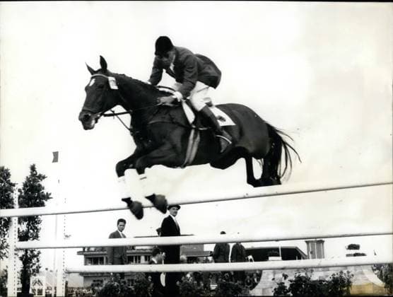 Trabrennen Pferderennen Hunderennen Pferdesport 15. Juli 1957 - Dass Halla die beste Springerin ist, bewies Hans Günther Winkler am 14. Juli 1957 im Aachen-Parcour erneut, als er mit der Stute den Großen Preis von Aachen gewann. OPS: Hans Günther Winkler und Halla. 15. Juli 1957 *** Trotting races Horse racing Dog racing Equestrian sports 15 July 1957 that Halla the best Springerin is, proved Hans Günther Winkler on 14 July 1957 at Aachen Course again, as he with the Mare the Big ones Price from Aachen Won OPs Hans Günther Winkler and Halla 15 July 1957  Copyright: xUnitedxArchivesx xkpaxKeystonex 19570715_sha_k09_184