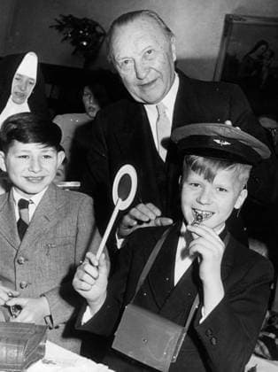 Bundeskanzler Konrad Adenauer 1876 - 1967 24. Dezember 1957 - Bonn, Deutschland - Westdeutschlands erster Bundeskanzler Konrad Adenauer begann seine politische Karriere als Mitglied des Kölner Stadtrats und wurde Oberbürgermeister der Stadt. Adenauer wurde am 15. September 1949 zum Bundeskanzler der Bundesrepublik Deutschland gewählt. Im Bild: Konrad Adenauer besucht ein Waisenhaus in Bonn und in Niederdollendorf. Bonn Germany *** Federal Chancellor Konrad Adenauer 1876 1967 24 December 1957 Bonn, Germany West Germany first Federal Chancellor Konrad Adenauer began its political Career as Member of Cologne City Council and was Lord Mayor the City Adenauer was on 15 September 1949 to Federal Chancellor the Federal Republic Germany elec  Copyright: xUnitedxArchivesx xkpaxKeystonex 19571224_nin_k09_914