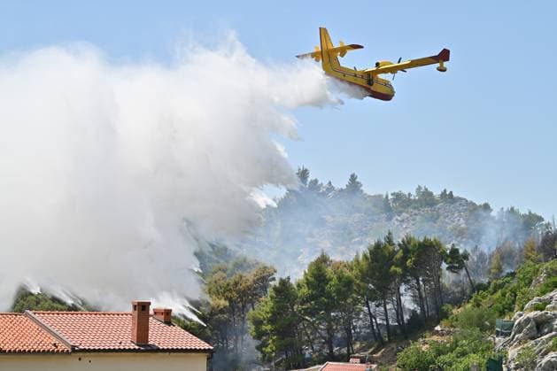 News Themen der Woche KW26 Croatia Fire Canadair CL-215 firefighting aircraft throwing water against fire at Veliko Brdo near Makarska, Croatia on June 24, 2025. A total of 90 firefighters with 26 vehicles from the Makarska Fire Department and the Makarska, TuÄepi, Promajna, Podgora, Drvenik, BaÅ¡ka Voda, Brela and Gradac Fire Departments were deployed to the scene.  MatkoxBegovic PIXSELL