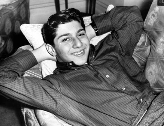 Sänger Paul Anka 1941 - 27. Februar 1958 – London, England, Großbritannien – Der 17-jährige Hitparade-Sänger und Komponist von Diana und anderen Songs, Paul Anka, ist aus New York nach London gekommen, um dort eine 6.400 Kilometer lange Tournee durch Großbritannien zu unternehmen. Morgen reist er nach Aberdeen, wo seine Tournee am 1. März beginnt. Das Foto zeigt Paul heute beim Entspannen im Savoy Hotel. London London, United Kingdom England United Kingdom *** Singers Paul Anka 1941 27 February 1958 – London, England, Great Britain – the 17 year Hit parade Singers and Composer from Diana and others Songs, Paul Anka, is from New York to London come, at there a 6 400 Kilometer Lange Tour through Great Britain to Company Tomorrow travel  Copyright: xUnitedxArchivesx xkpaxKeystonex 19580227_mab_k09_147