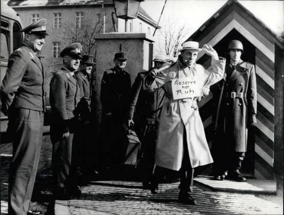 Kategorisiert werden 25. März 1958 – Die ersten wehrpflichtigen Bundessoldaten verlassen in den letzten Märztagen nach einjähriger Dienstzeit die Kaserne. Bei der 4. Grenadier-Division in Regensburg werden 715 Soldaten entlassen. Ein Foto zeigt, wie Pressevertreter bei einem Besuch der Kaserne in Regensburg alle entlassenen Soldaten fröhlich singend und bester Laune vorfanden. *** Categorized become 25 March 1958 – the first Conscripts Federal soldiers leave in the last March days to One year old Period of service the Barracks at the 4 Grenadier Division in Regensburg become 715 Soldiers dismissed a Photo shows, like Press representatives at a Visit the Barracks in Regensburg all dismissed Soldiers cheerfully singing and Best Mood v  Copyright: xUnitedxArchivesx xkpaxKeystonex 19580325_baf_k09_001