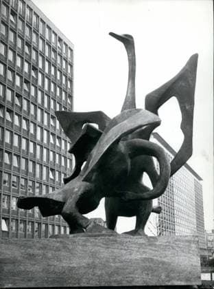 Antiquitäten Kunst Keramik Wandmalereien Farbe Fotografie Bildhauerei 04.04.1958 - Gesang der Schwäne vor dem Grindel-Hochhaus in Hamburg: Die 5. und letzte Bronzeskulptur, eine Schwanengruppe von Karl August Ohrt, wurde nun vor dem Grindel-Hochhaus in Hamburg aufgestellt. *** Antiques Art Ceramics Wall paintings Colour Photography Sculpture 04 04 1958 Singing the Swans before the Grindel High-rise in Hamburg the 5 and last Bronze sculpture, a Swan group from Karl August Ohrt, was now before the Grindel High-rise in Hamburg set up  Copyright: xUnitedxArchivesx xkpaxKeystonex 19580404_baf_k09_035