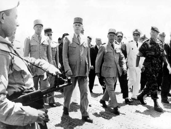 De Gaulle besucht Algerien 4. Juni 1958 - Algier, Algerien - CHARLES DE GAULLE kommt am Flughafen Maison Blanche in Algier an. Zu seiner Rechten: General SALAN, JACQUES SOUSTELLE, Admiral ABOYNEAUX und Admiral NOMY. Algiers Algeria *** de Gaulle visits Algeria 4 June 1958 Algiers, Algeria Charles de Gaulle comes on Airport Maison Blanche in Algiers to to its Right General SALAN, Jacques SOUSTELLE, Admiral ABOYNEAUX and Admiral Nomy Algiers Algeria  Copyright: xUnitedxArchivesx xkpaxKeystonex 19580604_nin_k09_497