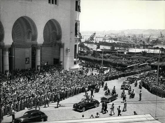 Afrika Ägypten 5. Juni 1958 - General de Gaulle reagiert auf Menschenmenge aus Auto, Algerien-Parade *** Africa Egypt 5 June 1958 General de Gaulle reacts at Crowd from Car, Algeria Parade  Copyright: xUnitedxArchivesx xkpaxKeystonex 19580605_baf_k09_004