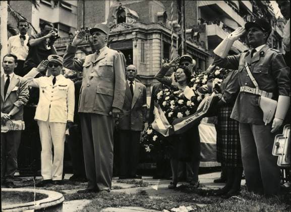 Frankreich Monaco Sark 6. Juni 1958 - General De Gaulle in Algerien: Foto zeigt. General De Gaulle während der Zeremonie vor dem Kriegerdenkmal in Oran, gestern. *** France Monaco Sark 6 June 1958 General de Gaulle in Algeria Photo shows General de Gaulle during the Ceremony before the War memorial in Oran, yesterday  Copyright: xUnitedxArchivesx xkpaxKeystonex 19580606_baf_k09_196