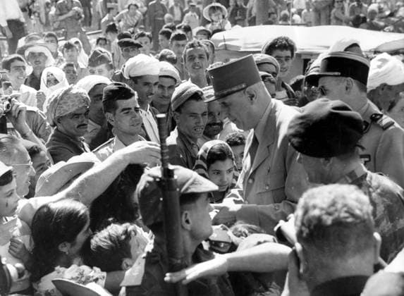 De Gaulle besucht Algerien 3. Oktober 1958 - Orleansvilee, Algerien - CHARLES DE GAULLE, Mitte, grüßt Anhänger während seines Besuchs in Algerien. Orleansvilee Algeria *** de Gaulle visits Algeria 3 October 1958 Orleansvilee, Algeria Charles de GAULLE, Center, greets Trailers during his Visit in Algeria Orleansvilee Algeria  Copyright: xUnitedxArchivesx xkpaxKeystonex 19581003_nin_k09_496