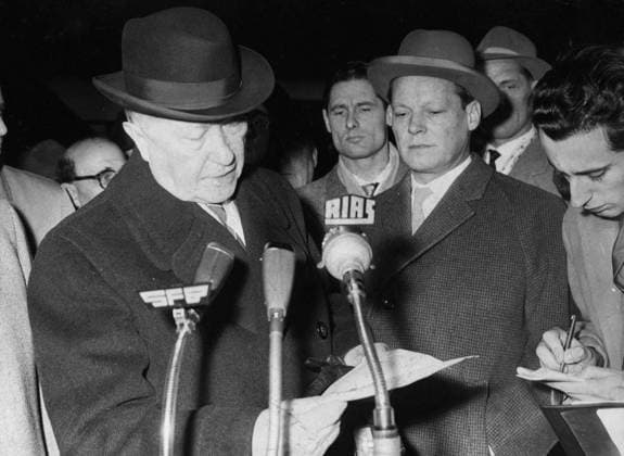 Bundeskanzler Konrad Adenauer 1876 - 1967 4. Dezember 1958 - Berlin, Deutschland - Westdeutschlands erster Bundeskanzler Konrad Adenauer begann seine politische Karriere als Mitglied des Kölner Stadtrats und wurde Oberbürgermeister der Stadt. Adenauer wurde am 15. September 1949 zum Bundeskanzler der Bundesrepublik Deutschland gewählt. Im Bild: Konrad Adenauer während einer Sondersitzung des Berliner Senats mit Bürgermeister Willy Brandt. Berlin Germany *** Federal Chancellor Konrad Adenauer 1876 1967 4 December 1958 Berlin, Germany West Germany first Federal Chancellor Konrad Adenauer began its political Career as Member of Cologne City Council and was Lord Mayor the City Adenauer was on 15 September 1949 to Federal Chancellor the  Copyright: xUnitedxArchivesx xkpaxKeystonex 19581204_nin_k09_915