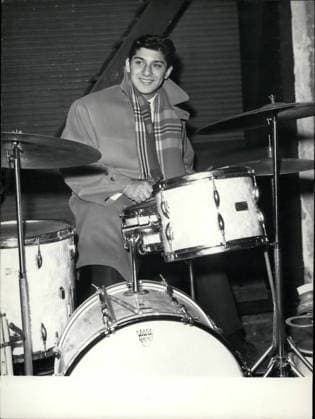 Bands Komponisten Instrumente Musiker Oper Orchester Schallplatten Sänger Songwriter Symphonien 12. Dezember 1958 - Paul Anka, der berühmteste junge amerikanische Sänger und Komponist des Jahres, wird in Paris auftreten.: Der 17-jährige Paul Anka ist der berühmte junge amerikanische Sänger und Komponist dieses Jahres. Er ist der Autor des berühmten Liedes Diana , von dem in Amerika 4 Millionen und in Frankreich etwa 10.000 Platten verkauft wurden. Das Foto zeigt Paul Anka, der in Kürze im Olympia-Theater auftreten wird. *** Bands Composers Instruments musicians Opera Orchestra Records Singers Songwriter Symphonies 12 December 1958 Paul Anka, the most famous Boy American Singers and Composer of year, will in Paris A  Copyright: xUnitedxArchivesx xkpaxKeystonex 19581212_baf_k09_265