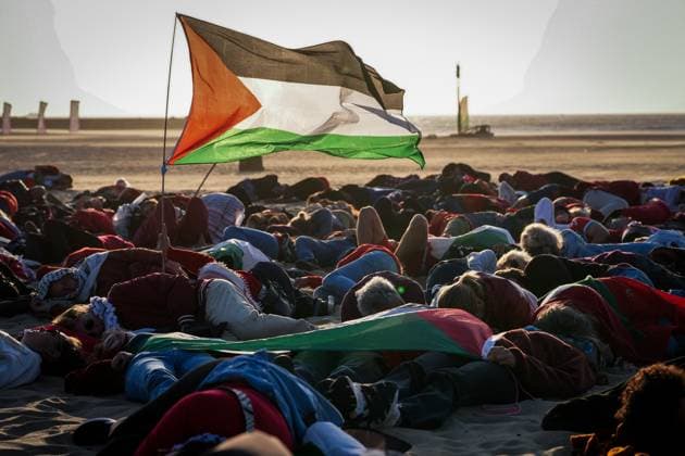 Bilder des Jahres 2025, News 06 Juni News Bilder des Tages DEN HAAG - Demonstrators are renaming the Zuiderstrand as Gaza Beach in protest during the NATO summit at The Hague s World Forum. The Netherlands, for the first time in NATO s history of existence, is hosting a NATO summit. ANP JEROEN JUMELET netherlands out - belgium out  Copyright: xx x530429606x originalFilename: 530429606.jpg