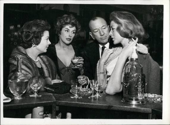 1950-1959 Schauspieler Schauspielerin 1. Januar 1959 - begleitet der glückliche Londoner Gutsherr Noel Coward drei faszinierende Frauen. Mr.Noel Coward war gestern Abend sicherlich der glücklichste Mann Londons, als er, strahlend wie ein gütiger Sultan, drei der faszinierendsten Frauen der Welt, Kay Kendall, Vivian Leigh und Lauren Bacall, ins St. Martins Theatre begleitete. Sie gingen in The Grass is Greener mit ihrer gemeinsamen Freundin Celia Johnson in der Hauptrolle. Die Party war von Vivian Leigh organisiert worden. Das Foto zeigt: In der Pause nahm Noel das Trio auf einen Drink mit, und hier plaudert er an der Bar mit (v. l. n. r.) Vivian Leigh, Kay Kendall und Lauren Bacall. *** 1950 1959 Actors Actress 1 January 1959 accomp  Copyright: xUnitedxArchivesx xkpaxKeystonex 19590101_baf_k09_249