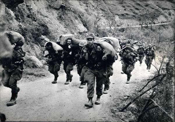 Afrika Ägypten 25. Januar 1959 – Wiederaufflammen terroristischer Aktivitäten in Algerien: Am Vorabend der Kommunalwahlen wird aus Algerien ein Wiederaufflammen terroristischer Aktivitäten gemeldet. Das Foto zeigt französische Truppen, die auf einer Straße in der Kabylei patrouillieren, wo Rebellen in letzter Zeit besonders aktiv waren. *** Africa Egypt 25 January 1959 – reappearance terrorist Activities in Algeria on Eve the Local elections will from Algeria a reappearance terrorist Activities reported the Photo shows French Troops, the at a Street in the Kabylia patrol, where Rebels in last Time especially active Goods  Copyright: xUnitedxArchivesx xkpaxKeystonex 19590125_baf_k09_001