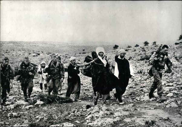 Afrika Ägypten 3. März 1959 – Militäroperationen in Algerien. Während einer Militäroperation am Berg Bou Hanera in der Nähe von Mascara in Algerien wurden fünf Rebellen von französischen Soldaten gefangen genommen. OPS: Eine Gruppe französischer Soldaten mit den Gefangenen. *** Africa Egypt 3 March 1959 – Military operations in Algeria during a Military operation on mountain Bou Hanera in the Proximity from Mascara in Algeria were five Rebels from French Soldiers trapped taken OPs a Group French Soldiers with the Prisoners  Copyright: xUnitedxArchivesx xkpaxKeystonex 19590303_baf_k09_008