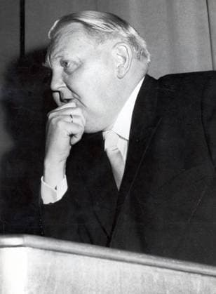 Bundeskanzler Ludwig Erhard 1897 - 1977 29. Mai 1959 - München, Deutschland - Als deutscher Wirtschaftsminister von 1949 bis 1963 entwarf LUDWIG ERHARD den Plan für Westdeutschlands wirtschaftliche Erholung nach dem Zweiten Weltkrieg, die auch als deutsches Wirtschaftswunder bezeichnet wird. 1957 wurde er zum Vizekanzler ernannt und 1963 folgte er Konrad Adenauer als Bundeskanzler. IM BILD: LUDWIG ERHARD auf einer Handelsmesse in München. München, Deutschland Munich, Germany Germany *** Federal Chancellor Ludwig Erhard 1897 1977 29 May 1959 Munich, Germany as German Minister for Economic Affairs from 1949 to 1963 designed Ludwig Erhard the Plan for West Germany economic Recovery to the second World War II, the also as German E  Copyright: xUnitedxArchivesx xkpaxKeystonex 19590529_nin_k09_986