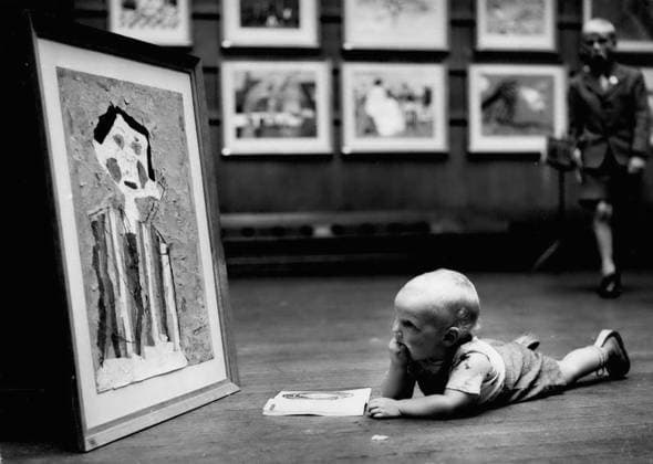 Antiquitäten Kunst Keramik Wandmalereien Farbe Fotografie Bildhauerei Sept. 09, 1959 - Private Besichtigung der nationalen Ausstellung für Kinderkunst: Das Foto zeigt eine Studie über jugendliches Interesse. Der 22 Monate alte Barry Newsam aus Sheffield lehnt sich vor einem Gemälde mit dem Titel Mary Kirlkwood der 9-jährigen Susan Morris von der Lindon Junior School in Leicester zurück, bei der heutigen privaten Besichtigung der nationalen Ausstellung für Kinderkunst in den Royal Institute Galleries in London. *** Antiques Art Ceramics Wall paintings Colour Photography Sculpture Sept 09, 1959 Private Visit the National Exhibition for Children u0026 39;s Art the Photo shows a Study via Jugendliches Interest the  Copyright: xUnitedxArchivesx xkpaxKeystonex 19590909_baf_k09_083