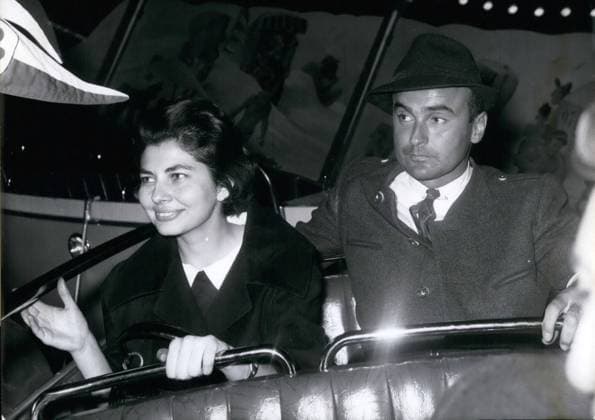 Erben Erbin Mitglieder des Königshauses Prominente Sept. 09, 1959 - Soraya bei den Oktoberfestspielen: Prinzessin Soraya, die mehrere Tage in München blieb, ging am Abend des 24. September 1959 zusammen mit Fürst Johannes von Thurn und Taxis (Johannes von Thurn und Taxis) zu den Oktoberfestspielen. Hier sieht man sie zusammen mit dem Prinzen, wie sie das Karussell Merry Voyage ausprobiert. *** Heirs Heiress Members of Royal Family Celebrities Sept 09, 1959 Soraya at the October Festival Princess Soraya, the several Days in Munich remained, went on Evening of 24 September 1959 together with Prince John from Thurn and Taxis John from Thurn and Taxis to the October Festival here sees Man you together with the Princes, like yo  Copyright: xUnitedxArchivesx xkpaxKeystonex 19590909_baf_k09_193