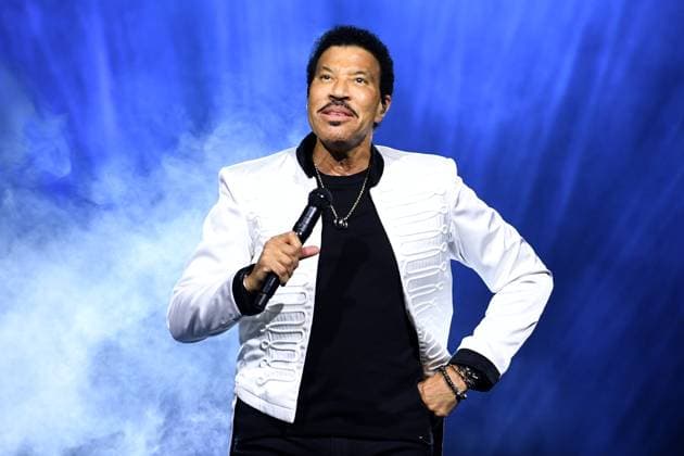 Entertainment Themen der Woche KW26 Bilder des Jahres 2025, Entertainment 06 Juni Entertainment Bilder des Tages Lionel Richie - Say Hello To The Hits 2025 am 24.06.2025 in der Rudolf Weber-Arena in Oberhausen Der US-amerikanische Soulsänger Lionel Richie steht am 24.06.2025 in der Rudolf Weber-Arena in Oberhausen auf der Bühne. For editorial use only! *** Lionel Richie Say Hello To The Hits 2025 on 24 06 2025 at the Rudolf Weber Arena in Oberhausen The US American soul singer Lionel Richie will be on stage at the Rudolf Weber Arena in Oberhausen on 24 06 2025 For editorial use only xRx