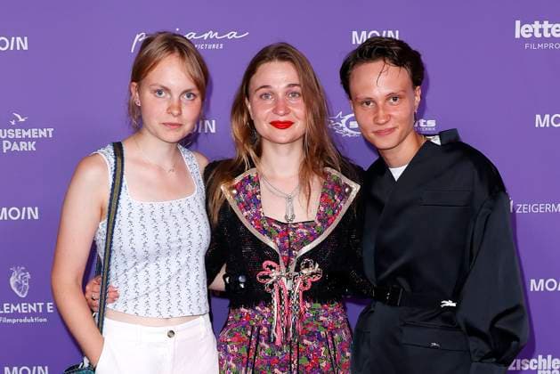Vera Fay, Hille Norden und Luna Jordan beim Moin Mittsommerfest der Filmfoerderung von Hamburg und Schleswig-Holstein am 24.06.2025 in Hamburg Moin Mittsommerfest 2025 in Hamburg *** Vera Fay, Hille Norden and Luna Jordan at the Moin Midsummer Festival of the Film Fund of Hamburg and Schleswig-Holstein on 24 06 2025 in Hamburg Moin Midsummer Festival 2025 in Hamburg 