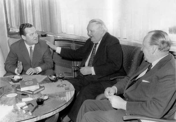 Bundeskanzler Ludwig Erhard 1897 - 1977 1. Januar 1960 - Nürnberg, Frankreich - Als deutscher Wirtschaftsminister von 1949 bis 1963 entwarf LUDWIG ERHARD den Plan für Westdeutschlands wirtschaftliche Erholung nach dem Zweiten Weltkrieg, die manchmal als deutsches Wirtschaftswunder bezeichnet wird. 1957 wurde er zum Vizekanzler ernannt und 1963 folgte er Adenauer als Bundeskanzler. IM BILD: Der Geschäftsmann MAX GRUNDIG, LUDWIG ERHARD und Grundig-CEO OTTO SIEWEK im Grundig-Werk. Nuremberg Nuremberg, France France *** Federal Chancellor Ludwig Erhard 1897 1977 1 January 1960 Nuremberg, France as German Minister for Economic Affairs from 1949 to 1963 designed Ludwig Erhard the Plan for West Germany economic Recovery to the second  Copyright: xUnitedxArchivesx xkpaxKeystonex 19600101_nin_k09_981