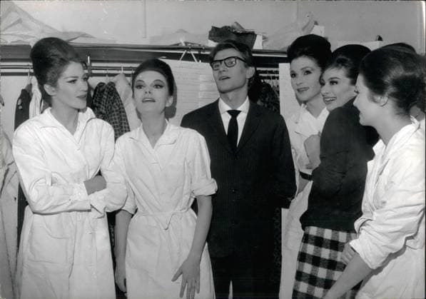 Schönheit Schönheitswettbewerbe Kleidung Kosmetik Mode Frisuren Modellieren 16. Dezember 2011 – Yves Saint-Laurents neueste Frühjahr-Sommer-Kollektion für 1963 hat allgemeine Begeisterung hervorgerufen. Ops Yves Saint-Laurent mit seinen ModellenKeystone. *** Beauty Beauty contests Clothing Cosmetics Fashion Hairstyles modelling 16 December 2011 – Yves Saint Laurents Latest Spring Summer Collection for 1963 has general Enthusiasm evoked OPs Yves Saint Laurent with its ModelsKeystone  Copyright: xUnitedxArchivesx xkpaxKeystonex 19600102_baf_k09_003
