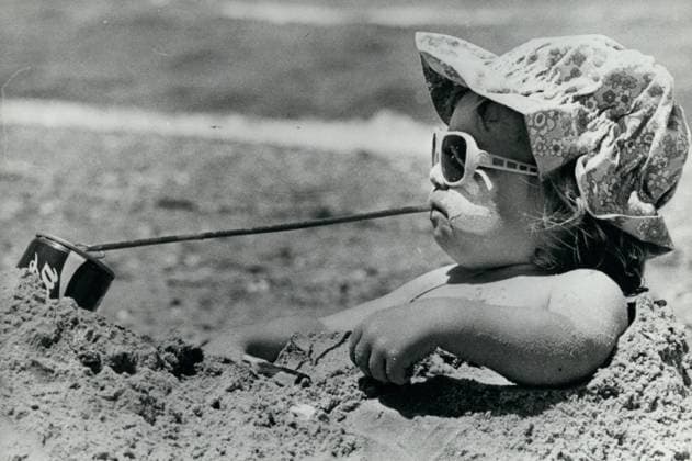 Kind trinkt Cola am Strand 16. Dezember 1975 It Aim t Hale Not Mum: Danislle Martin ist die erste, die zustimmt, dass ein kaltes Cola-Getränk viel dazu beitragen kann, die Hitze zu ertragen. Denielle aus Melton, nahe Melbourne, Australien, hat es sich am Strand gemütlich gemacht, als die Temperaturen auf über 30 Grad stiegen. Melbourne Australia *** Child drinks Cola on Beach 16 December 1975 IT Aim T Hale Not Mum Danislle Martin is the first, the agrees, that a Cold Cola Drink much to this contribute can, the Heat to endure Denielle from Melton, near Melbourne, Australia, has it itself on Beach comfortably made, as the Temperatures at via 30 Degree Stairs Melbourne Australia  Copyright: xUnitedxArchivesx xkpaxKeystonex 19600102_baf_k09_113