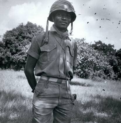 Afrika Ägypten 21. Dezember 1968 Nigeria Biafra: Zweiter Leutnant Isiah Gowon, jüngerer Bruder von General Yakubu Gowon, dem nigerianischen Staatsoberhaupt. Ein weiterer Bruder diente in der nigerianischen Luftwaffe. Der älteste Sohn der Familie starb im Zweiten Weltkrieg als Soldat. Sie sind eine Familie von Revolverhelden. Nigeria *** Africa Egypt 21 December 1968 Nigeria Biafra Second Lieutenant Isiah Gowon, younger Brother from General YAKUBU Gowon, the Nigerian Head of State a further Brother served in the Nigerian Air Force the oldest Son the Family died at second World War II as Soldier you are a Family from Gunslingers Nigeria  Copyright: xUnitedxArchivesx xkpaxKeystonex 19600102_baf_k09_409 !ACHTUNG AUFNAHMEDATUM GESCHÄTZT!