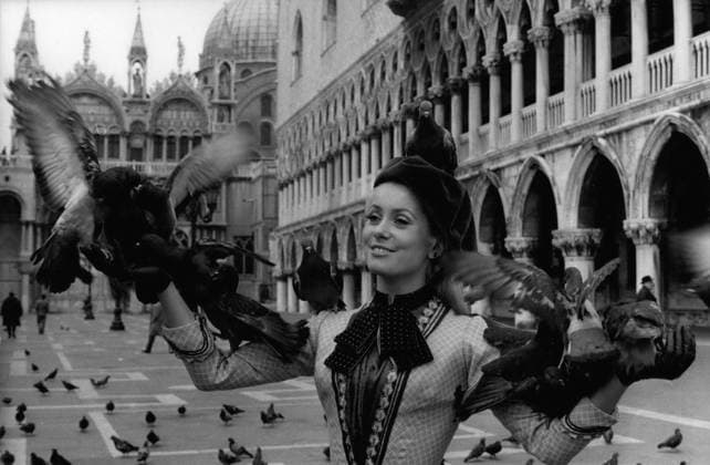 1970-1979 Schauspieler Schauspielerin 16. Dezember 1962 - die letzte Szene des Films Mayerling wurde auf dem Markusplatz in Venedig gedreht. Die französische Schauspielerin Catherine DenuvÃ spielt die Rolle der Maria Vetera, der Geliebten von Prinz Hodolfo. Maria Vetera wurde vom französischen Kaiser Joseph verbannt und ging nach Venedig. Als sie eine Ansicht des Markusplatzes malt, bietet sich ihrem Geliebten, Prinz Hodolfo, eine unerwartete Gelegenheit, seine Geliebte Maria Vetera zum letzten Mal zu sehen. Nach diesem Besuch kam es zur Tragödie von Mayerling. Venice Italy *** 1970 1979 Actors Actress 16 December 1962 the last Scene of Films Mayerling was at the St. Mark s Square in Venice Turned the French Actress Catherine Den  Copyright: xUnitedxArchivesx xkpaxKeystonex 19600102_p01_k09_298 !ACHTUNG AUFNAHMEDATUM GESCHÄTZT!