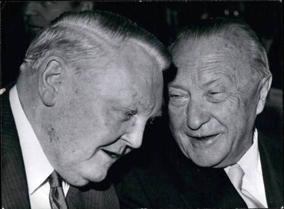 Deutschland Litauen Polen 1977 - Der ehemalige Bundeskanzler der Bundesrepublik Deutschland, Prof. Dr. Ludwig Erhard, starb am 5. Mai 1977 im Alter von 80 Jahren: Dr. Ludwig Erhard, der als Vater des deutschen Wirtschaftswunders gilt, führte 1948 die Währungsreform durch und wurde 1949 Wirtschaftsminister. 1963 folgte er Konrad Adenauer in dessen Amt und wurde neuer Bundeskanzler. Erhard trat 1966 zurück. Erhard wird im Rahmen einer staatlichen Zeremonie beigesetzt. Ludwig Erhard (links) mit seinem Vorgänger Konrad Adenauer (rechts) *** Germany Lithuania Poland 1977 the former Federal Chancellor the Federal Republic Germany, Prof Dr Ludwig Erhard, died on 5 May 1977 at Age from 80 Years Dr Ludwig Erhard, the as Father of German  Copyright: xUnitedxArchivesx xkpaxKeystonex 19600102_p03_k09_294