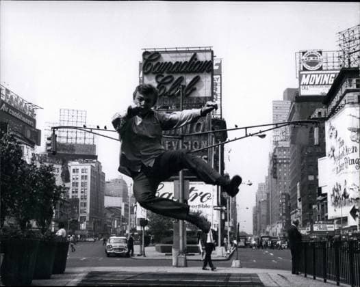 1960-1969 Schauspieler Schauspielerin 24. Februar 1967 – Tommy Steele am New Yorker Times Square, Star des Musicals Half a Sixpence im Broodhurst Theatre. *** 1960 1969 Actors Actress 24 February 1967 – Tommy Steele on New Yorker Times Square, Star of Musicals Half a Sixpence at Broodhurst Theatre  Copyright: xUnitedxArchivesx xkpaxKeystonex 19600103_baf_k09_1375