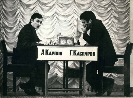 Spiele Videospiele 9. Januar 1975 - Anatoli Karpov, Schachweltmeister, mit seinem Herausforderer Garry Kasparov in Moskau während der Schachweltmeisterschaften. *** Games Video games 9 January 1975 Anatoli Karpov, World Chess Champion, with his Challenger Garry Kasparov in Moscow during the World Chess Championships  Copyright: xUnitedxArchivesx xkpaxKeystonex 19600103_baf_k09_344