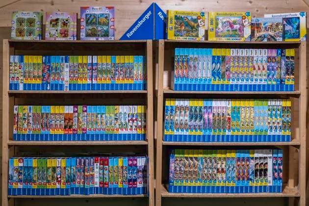 Verkaufsregal Ravensburger Puzzle, Schweiz, 02.05.2025 *** Sales shelf Ravensburger Puzzle, Switzerland, 02 05 2025 