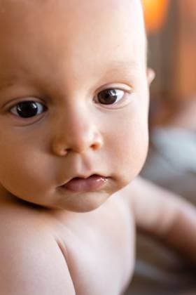 Creative Highlights Symbolbilder Baby boy with large brown eyes San Diego, CA, United States R_GPXONO210416-707053-01 ,model released, Symbolfoto