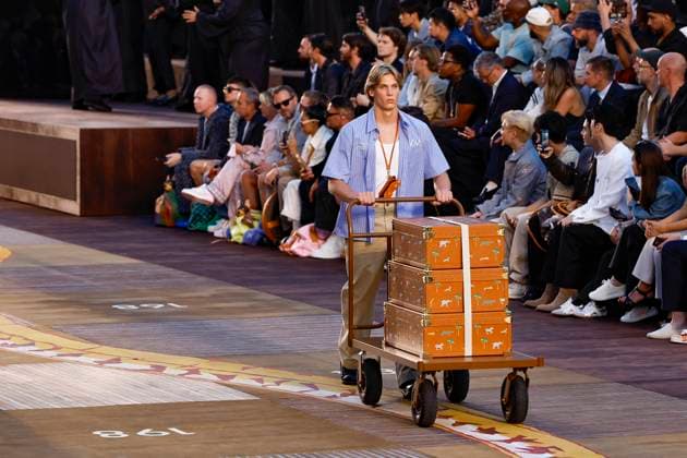 Louis Vuitton Fashion Show Men Ready to Wear Spring Summer 2026 Collection at Paris Fashion Week PFW Louis Vuitton Fashion Show Men Ready to Wear Spring Summer 2026 Collection at Paris Fashion Week on june 24th 2025 Louis Vuitton Fashion Show Men Ready to Wear Spring Summer 2026 Collection at Paris Fashion Week on june 24th 2025 Paris France  Copyright: xAgencex xBestimagexAgencex xBestimagex