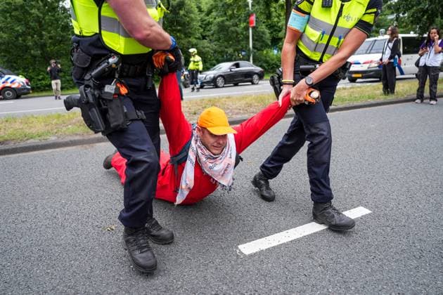 News Themen der Woche KW26 News Bilder des Tages DEN HAAG - Demonstrators from Extinction Rebellion (XR) protest during the NATO summit by blocking the A12 motorway. The Netherlands, for the first time in NATO s history of existence, is hosting a NATO summit. ANP JEROEN JUMELET netherlands out - belgium out  Copyright: xx x530463358x originalFilename: 530463358.jpg