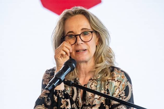 Die Berliner Kultursenatorin Sarah Wedl-Wilson (C) bei der Amtsübergabe zwischen dem alten Generaldirektor der Berliner Zentral- und Landesbibliothek Volker Heller und dem neuen Jonas Fansa in der Amerika-Gedenkbibliothek in Berlin am 17. Juni 2025. Amtsübergabe in der Berliner Zentral- und Landesbibliothek