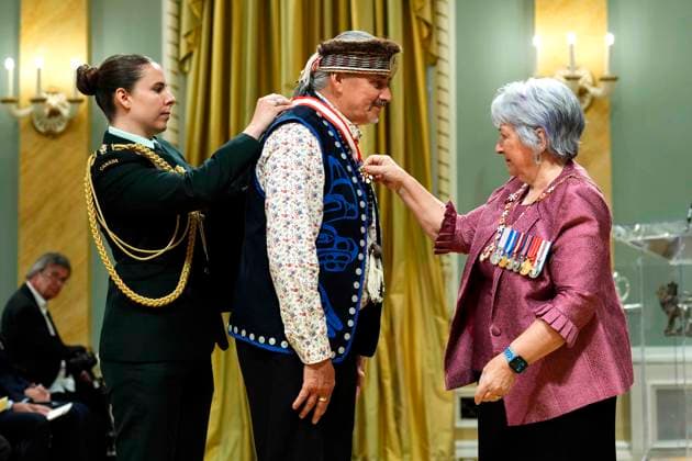 News Bilder des Tages June 25, 2025, Ottawa, On, Canada: Traditional Haida sculptor Chief 7IDANsuu James Hart Edenshaw of Old Massett, Haida Gwaii, B.C., is invested as an Officer of the Order of Canada by Gov. Gen. Mary Simon during a ceremony at Rideau Hall in Ottawa, on Wednesday, June 25, 2025. Ottawa Canada - ZUMAc35_ 20250625_zaf_c35_052 Copyright: xJustinxTangx