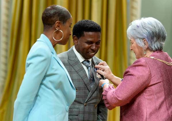June 25, 2025, Ottawa, On, Canada: Pinball Clemons Foundation founders Diane Lee Clemons, left, and Michael Pinball Clemons of Mississauga, Ont., receive the Meritorious Service Medal from Gov. Gen. Mary Simon during a ceremony at Rideau Hall in Ottawa, on Wednesday, June 25, 2025. Ottawa Canada - ZUMAc35_ 20250625_zaf_c35_060 Copyright: xJustinxTangx