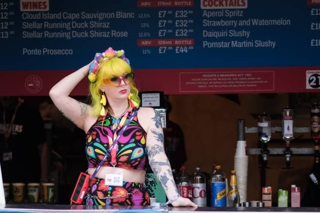 Entertainment Themen der Woche KW26 Entertainment Bilder des Tages on the first day , Worthy Farm, Pilton, UK A brightly dressed bar attendant with yellow hair seen on the first day during the Glastonbury Festival 2025 at Worthy Farm, Pilton, , UK on 25 June 2025. Picture, Credit:Julie Edwards Avalon  Copyright: xJuliexEdwardsx xAvalonx 1014950434