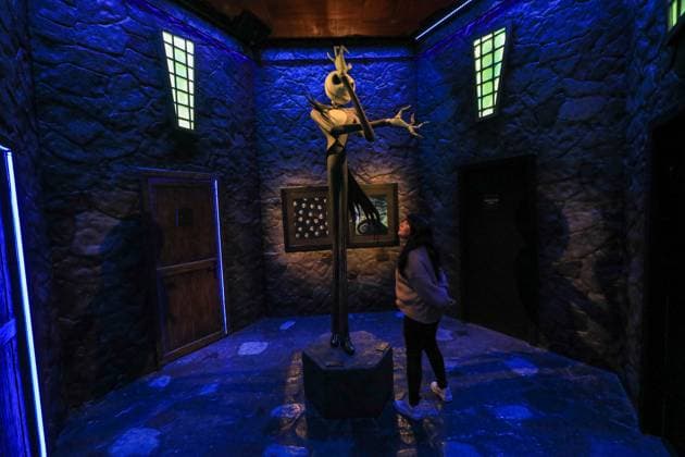 June 25, 2025, Mexico City, Ciudad de Mexico, Mexico: A person looks Fictional characters created by American director, producer, screenwriter, cartoonist, and writer Tim Burton while taking a tour during the immersive exhibition Tim Burton s Labyrinth at Lienzo Charro. on June 25, 2025 in Mexico City, Mexico. Mexico City Mexico - ZUMAe321 20250625_zea_e321_013 Copyright: xIanxRoblesx