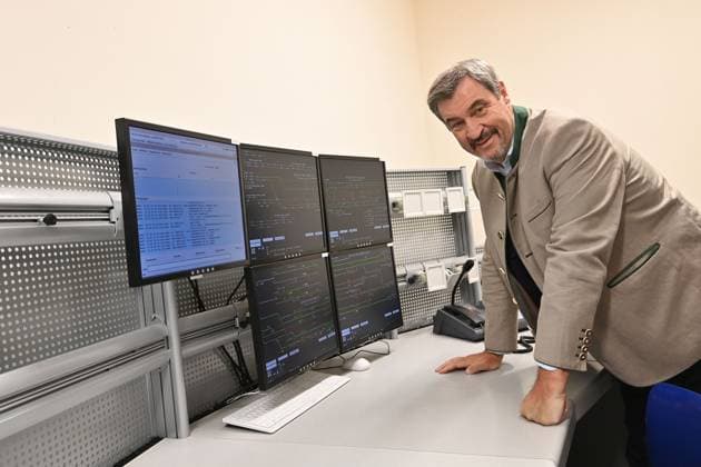 News Themen der Woche KW26 News Bilder des Tages DB nimmt zwei Elektronische Stellwerke in Muenchen in Betrieb. Markus SOEDER (Ministerpraesident Bayern und CSU Vorsitzender) im neuen Stellwerk vor Monitoren. *** DB puts two electronic signal boxes into operation in Munich Markus SOEDER Bavarian State Premier and CSU Chairman in the new signal box in front of monitors