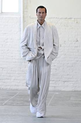 Défilé Hed Mayner Collection Homme Prêt à Porter Printemps Eté 2026 lors de la Fashion Week de Paris PFW Défilé Hed Mayner Collection Homme Prêt à Porter Printemps Eté 2026 lors de la Fashion Week de Paris, le 25 juin 2025 Fashion Show Men Ready to Wear Spring Summer 2026 Collection at Paris Fashion Week on june 25th 2025 Paris France  Copyright: xAgencex xBestimagexAgencex xBestimagex